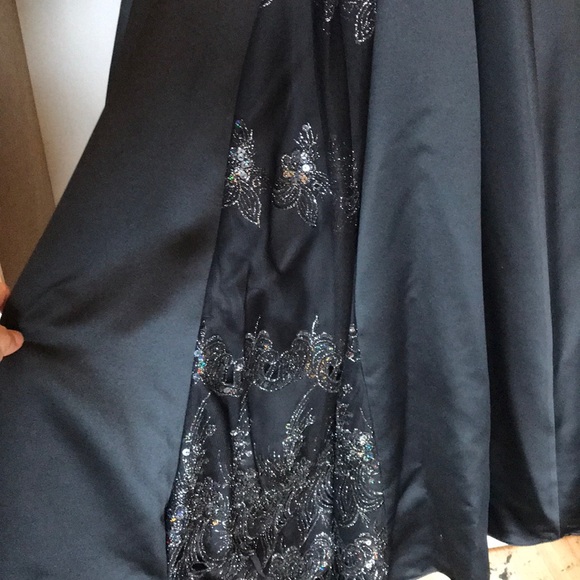 Gown - Picture 5 of 5